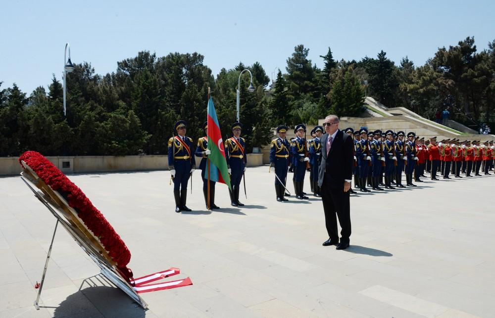 Türkiyə Prezidenti Fəxri xiyaban və Şəhidlər xiyabanını ziyarət edib (YENİLƏNİB) (FOTO)