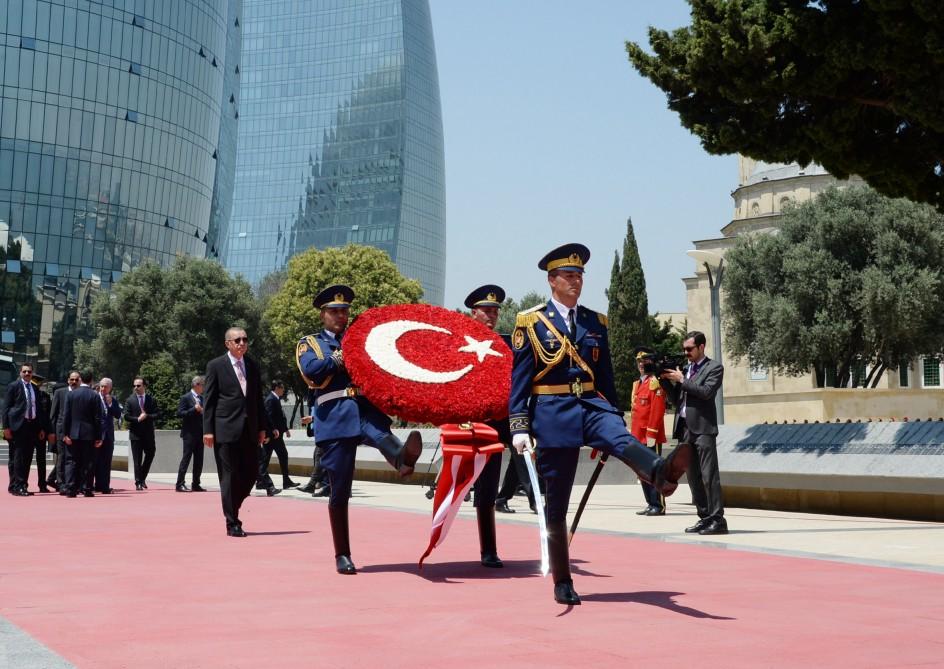 Türkiyə Prezidenti Fəxri xiyaban və Şəhidlər xiyabanını ziyarət edib (YENİLƏNİB) (FOTO)