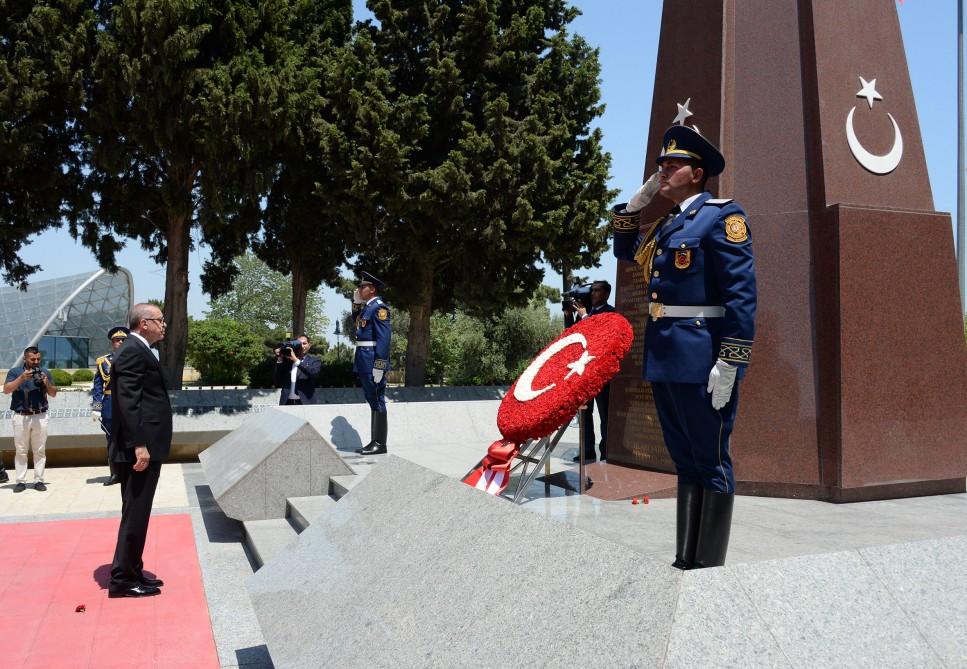 Türkiyə Prezidenti Fəxri xiyaban və Şəhidlər xiyabanını ziyarət edib (YENİLƏNİB) (FOTO)