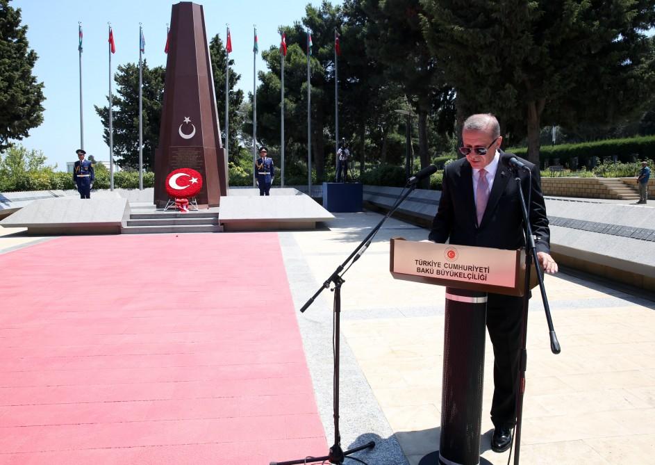Türkiyə Prezidenti Fəxri xiyaban və Şəhidlər xiyabanını ziyarət edib (YENİLƏNİB) (FOTO)