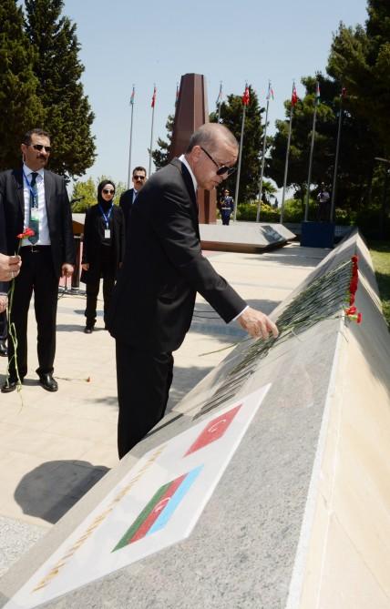 Türkiyə Prezidenti Fəxri xiyaban və Şəhidlər xiyabanını ziyarət edib (YENİLƏNİB) (FOTO)
