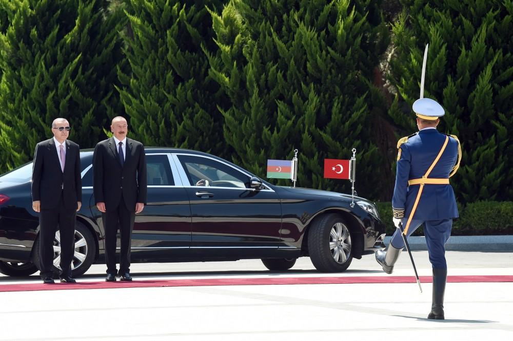 Azərbaycana səfərə gələn Türkiyə Prezidentinin rəsmi qarşılanma mərasimi olub (FOTO)