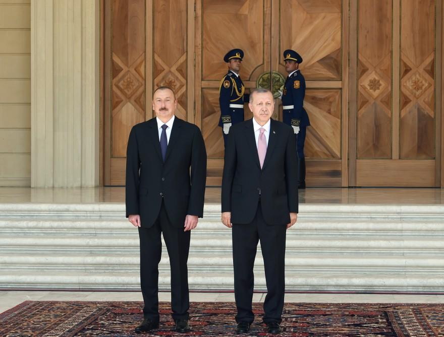 Azərbaycana səfərə gələn Türkiyə Prezidentinin rəsmi qarşılanma mərasimi olub (FOTO)