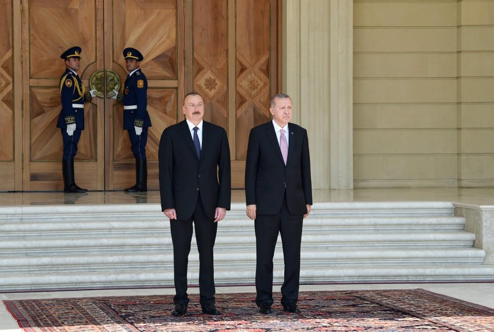 Azərbaycana səfərə gələn Türkiyə Prezidentinin rəsmi qarşılanma mərasimi olub (FOTO)