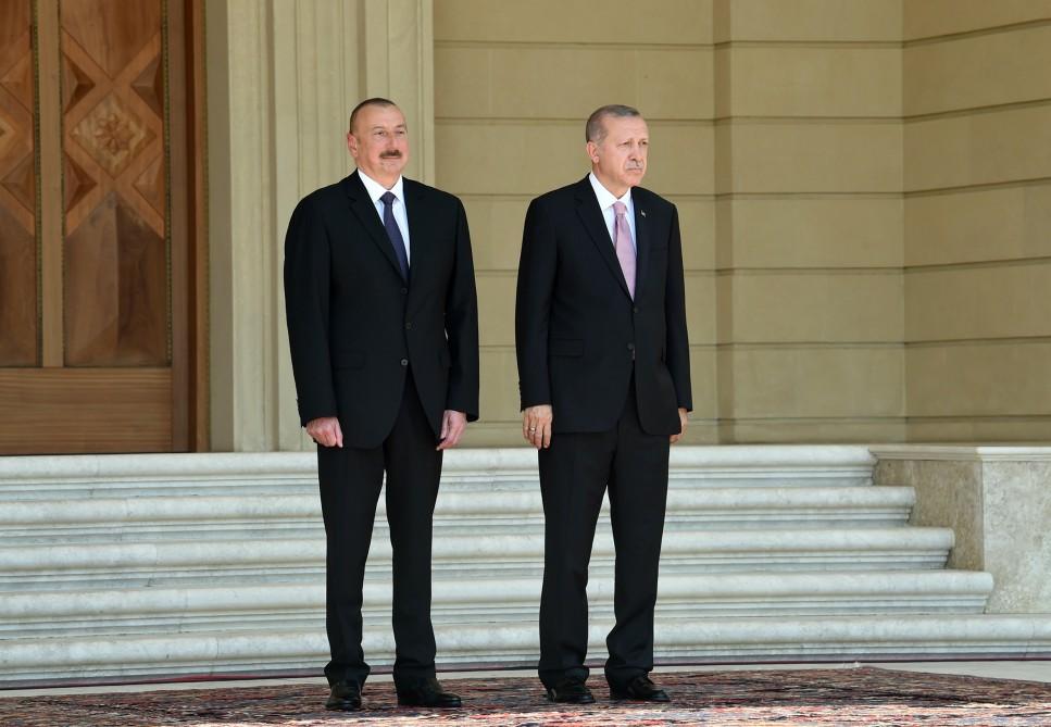 Azərbaycana səfərə gələn Türkiyə Prezidentinin rəsmi qarşılanma mərasimi olub (FOTO)