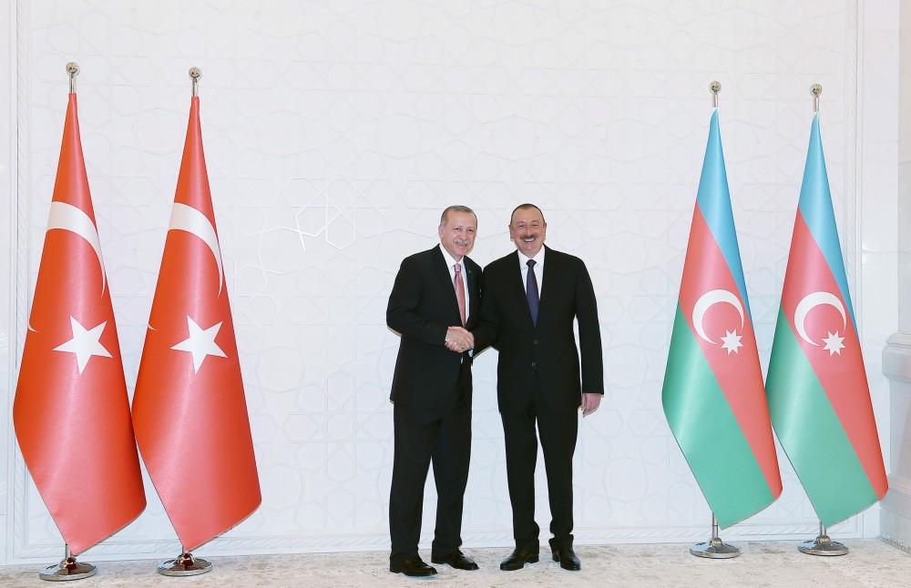 Azərbaycana səfərə gələn Türkiyə Prezidentinin rəsmi qarşılanma mərasimi olub (FOTO)