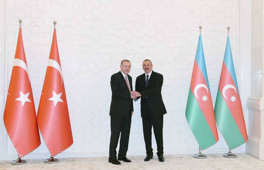 Azərbaycana səfərə gələn Türkiyə Prezidentinin rəsmi qarşılanma mərasimi olub (FOTO)