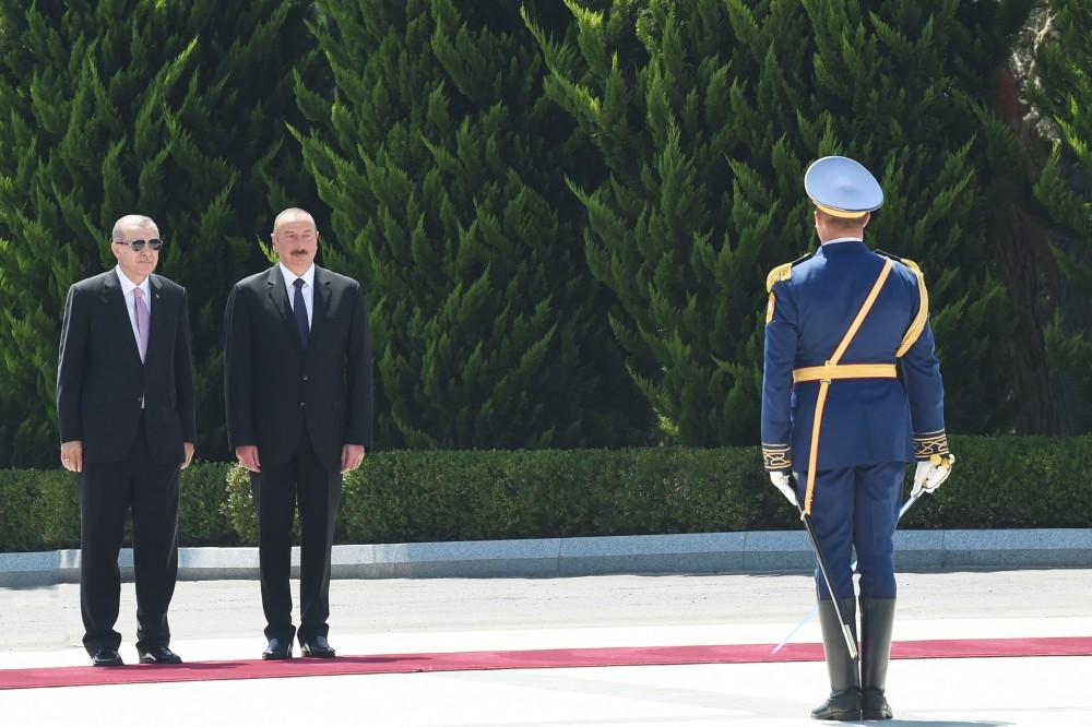 Azərbaycana səfərə gələn Türkiyə Prezidentinin rəsmi qarşılanma mərasimi olub (FOTO)