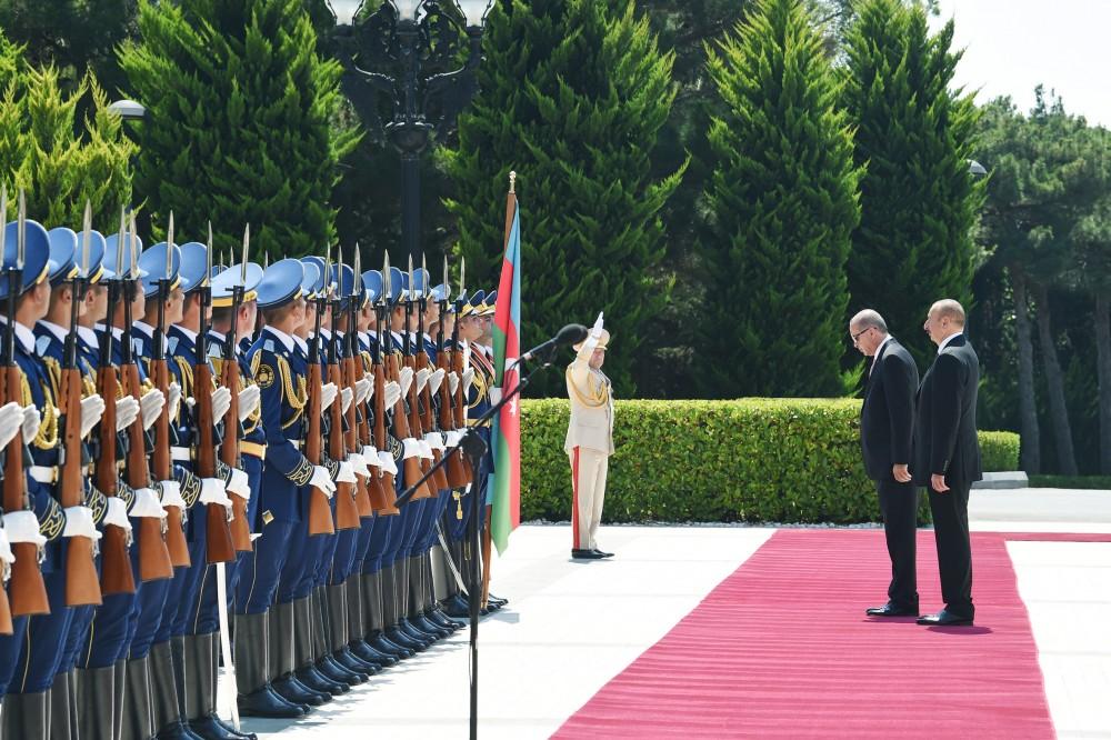 Azərbaycana səfərə gələn Türkiyə Prezidentinin rəsmi qarşılanma mərasimi olub (FOTO)