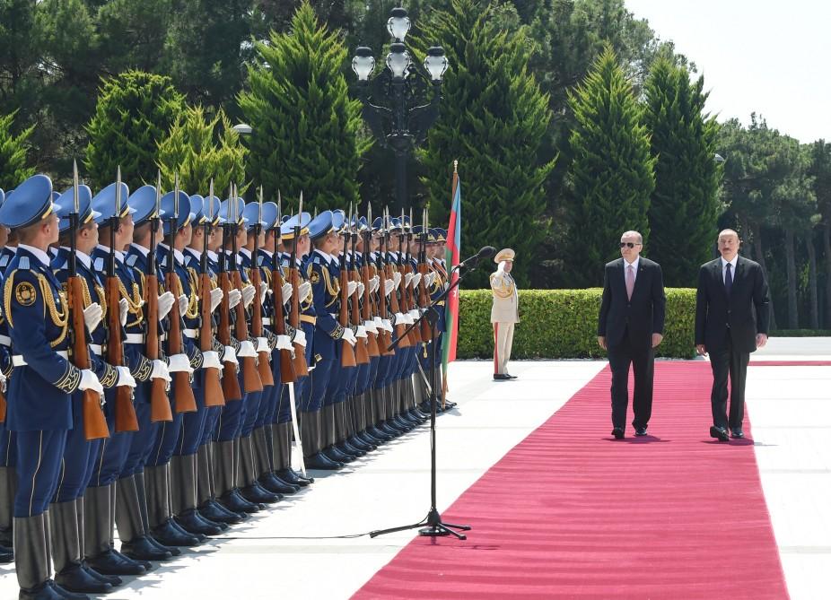 Azərbaycana səfərə gələn Türkiyə Prezidentinin rəsmi qarşılanma mərasimi olub (FOTO)