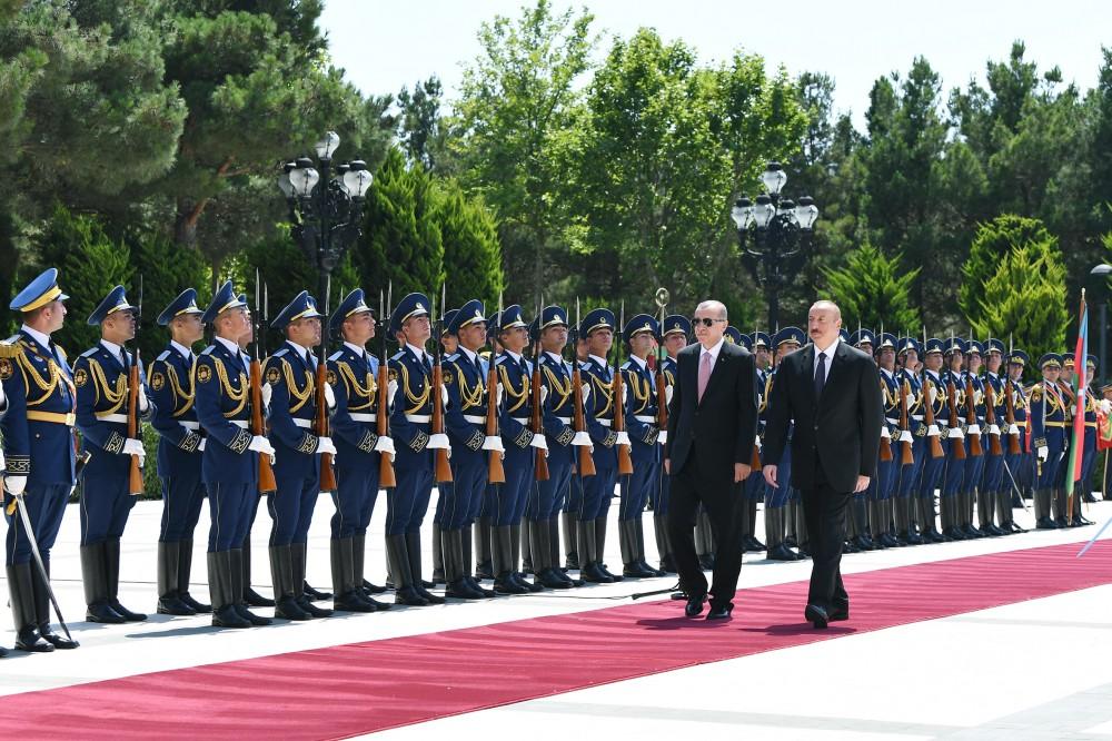 Azərbaycana səfərə gələn Türkiyə Prezidentinin rəsmi qarşılanma mərasimi olub (FOTO)