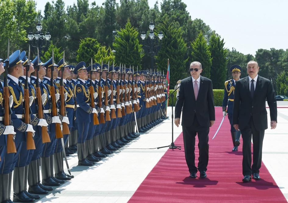 Azərbaycana səfərə gələn Türkiyə Prezidentinin rəsmi qarşılanma mərasimi olub (FOTO)