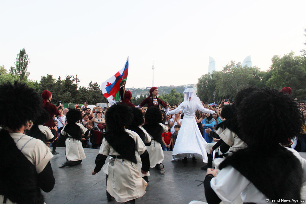 Dənizkənari Bulvarda möhtəşəm həftə sonları! (FOTO)