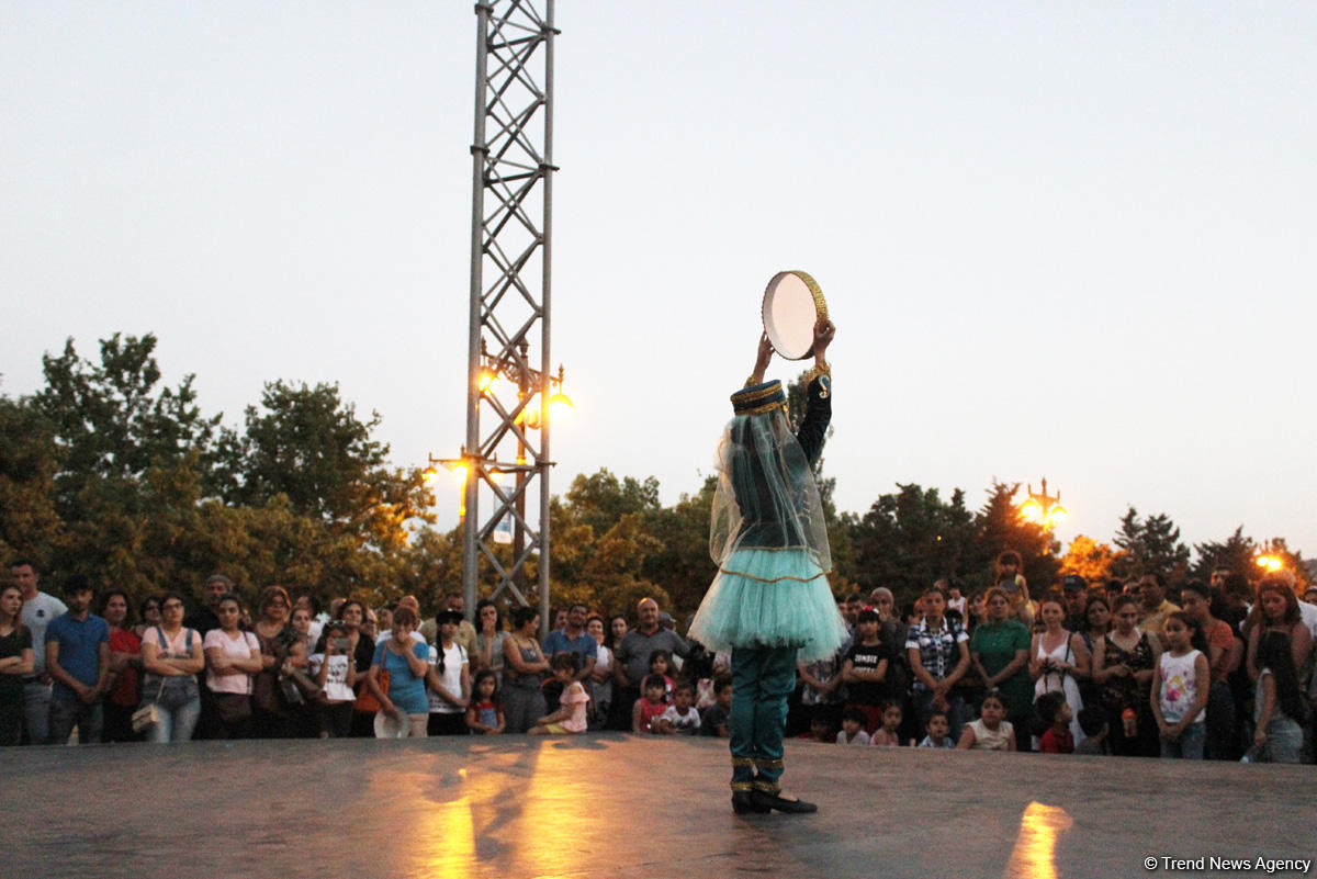 Dənizkənari Bulvarda möhtəşəm həftə sonları! (FOTO)