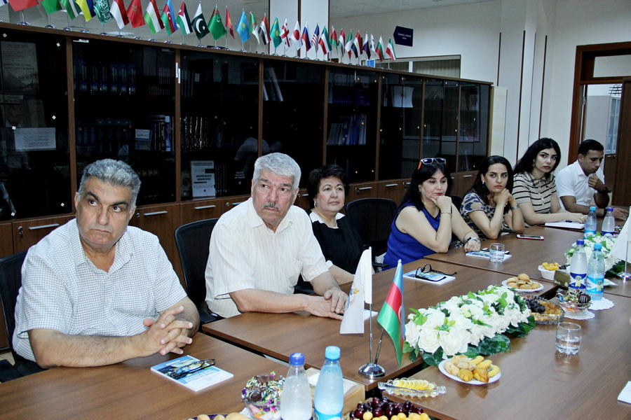 Bilik Fondunda “Ekran və efirdə ədəbi dil normaları” toplusunun təqdimatı keçirilib (FOTO)