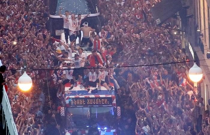 Zaqrebdə Xorvatiya futbolçularını 300 mindən artıq insan qarşılayıb