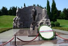 Mətbuat nümayəndələri ümummilli lider Heydər Əliyevin məzarını ziyarət ediblər (FOTO)