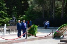 Mətbuat nümayəndələri ümummilli lider Heydər Əliyevin məzarını ziyarət ediblər (FOTO)