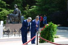 Mətbuat nümayəndələri ümummilli lider Heydər Əliyevin məzarını ziyarət ediblər (FOTO)