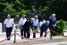 Mətbuat nümayəndələri ümummilli lider Heydər Əliyevin məzarını ziyarət ediblər (FOTO)