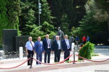 Mətbuat nümayəndələri ümummilli lider Heydər Əliyevin məzarını ziyarət ediblər (FOTO)