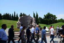 Mətbuat nümayəndələri ümummilli lider Heydər Əliyevin məzarını ziyarət ediblər (FOTO)