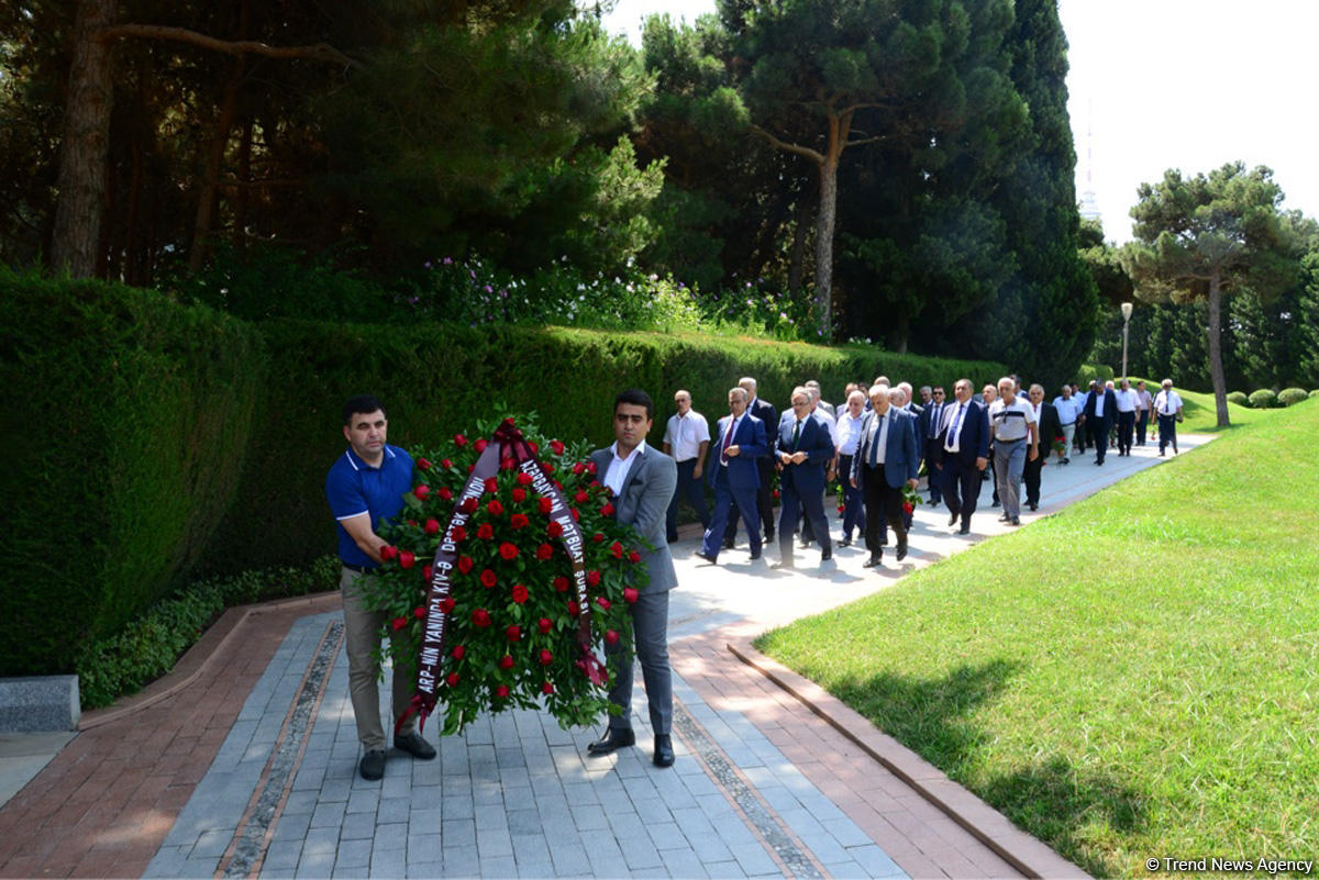 Mətbuat nümayəndələri ümummilli lider Heydər Əliyevin məzarını ziyarət ediblər (FOTO)