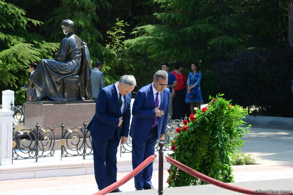 Mətbuat nümayəndələri ümummilli lider Heydər Əliyevin məzarını ziyarət ediblər (FOTO)