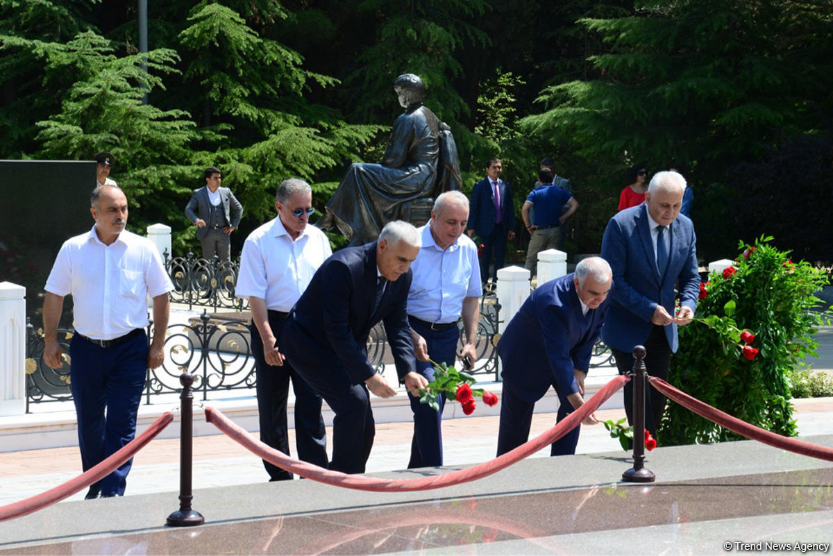 Mətbuat nümayəndələri ümummilli lider Heydər Əliyevin məzarını ziyarət ediblər (FOTO)