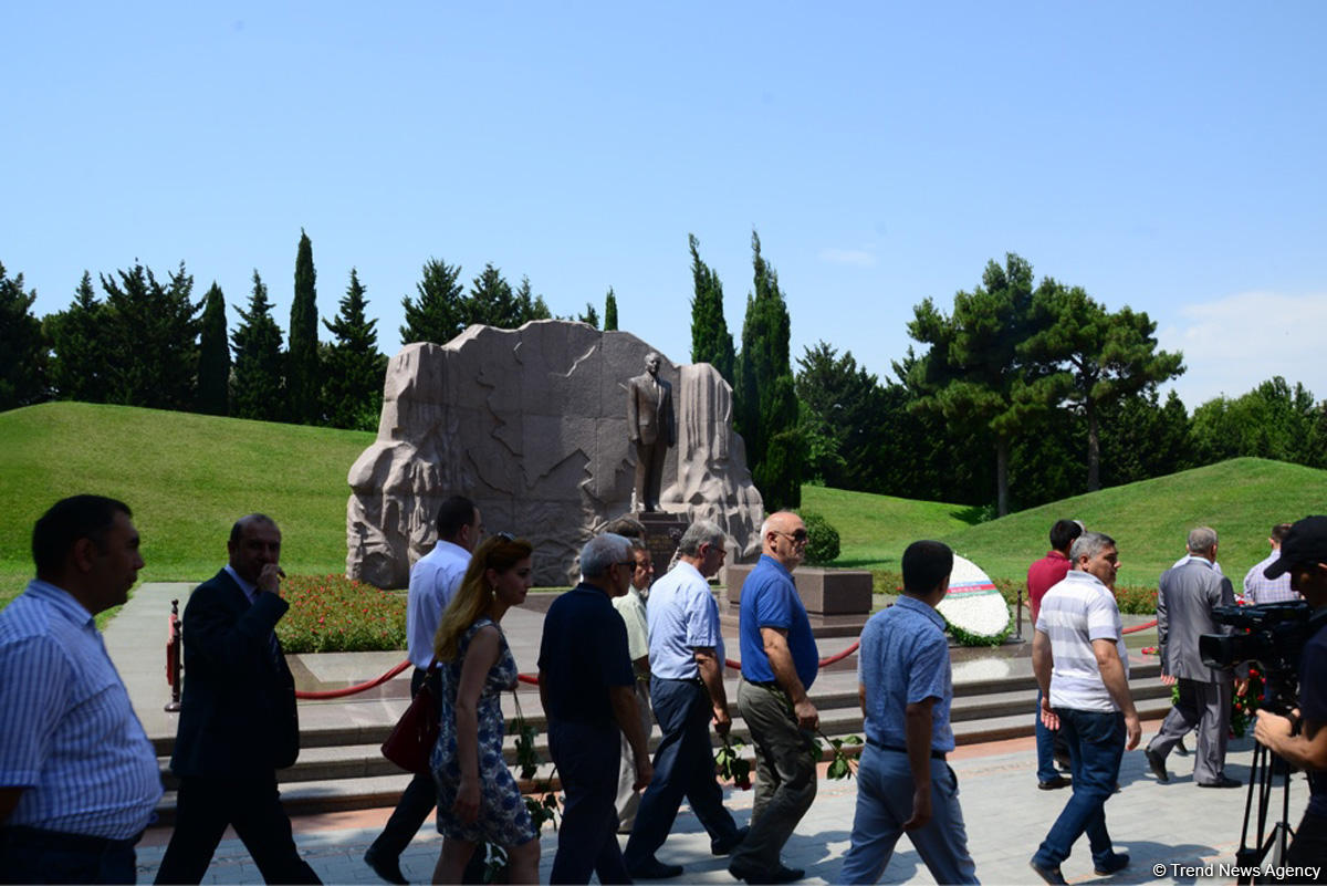 Mətbuat nümayəndələri ümummilli lider Heydər Əliyevin məzarını ziyarət ediblər (FOTO)