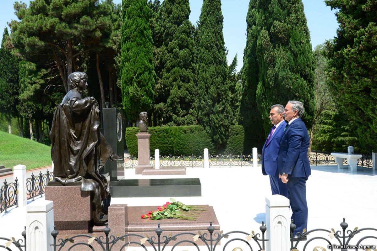 Mətbuat nümayəndələri ümummilli lider Heydər Əliyevin məzarını ziyarət ediblər (FOTO)