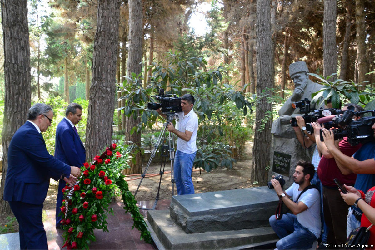 Mətbuat nümayəndələri ümummilli lider Heydər Əliyevin məzarını ziyarət ediblər (FOTO)