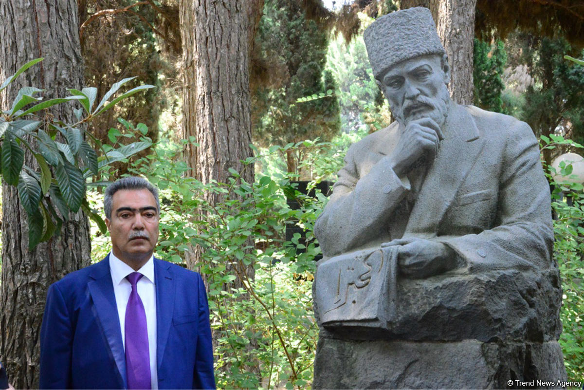 Mətbuat nümayəndələri ümummilli lider Heydər Əliyevin məzarını ziyarət ediblər (FOTO)