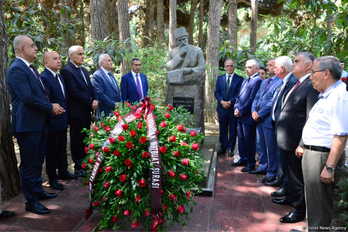 Mətbuat nümayəndələri ümummilli lider Heydər Əliyevin məzarını ziyarət ediblər (FOTO)