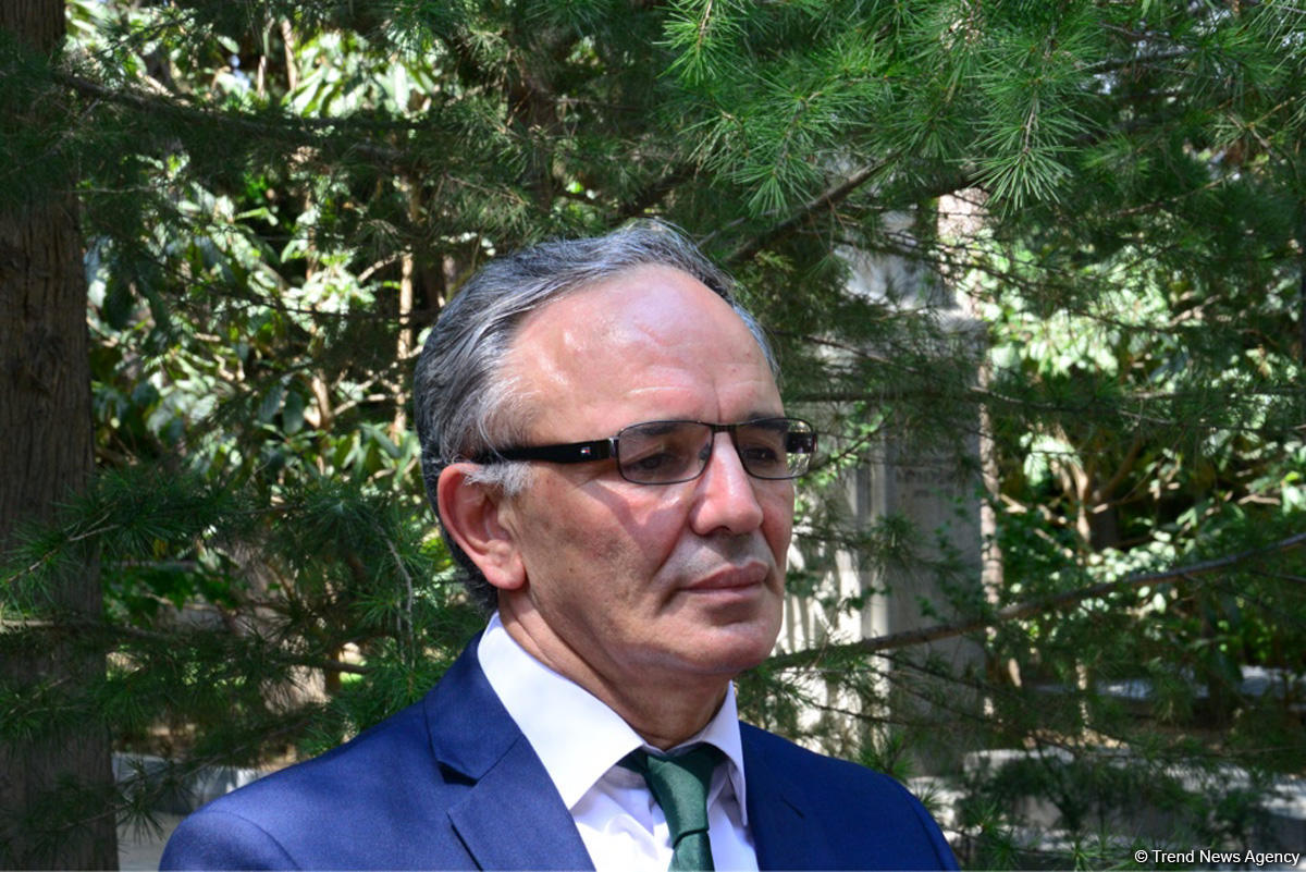 Mətbuat nümayəndələri ümummilli lider Heydər Əliyevin məzarını ziyarət ediblər (FOTO)
