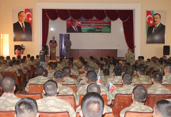 Gənclər Fondu təmas xəttində xidmət edən əsgər və zabitlərlə görüş keçirib (FOTO)