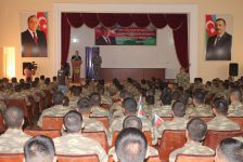 Gənclər Fondu təmas xəttində xidmət edən əsgər və zabitlərlə görüş keçirib (FOTO)