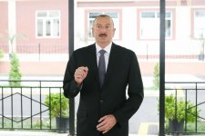 Prezident İlham Əliyev və birinci xanım Mehriban Əliyeva müharibə əlillərinə və şəhid ailələrinə mənzillər və avtomobillərin verilməsi mərasimində iştirak ediblər (YENİLƏNİB-2) (FOTO)