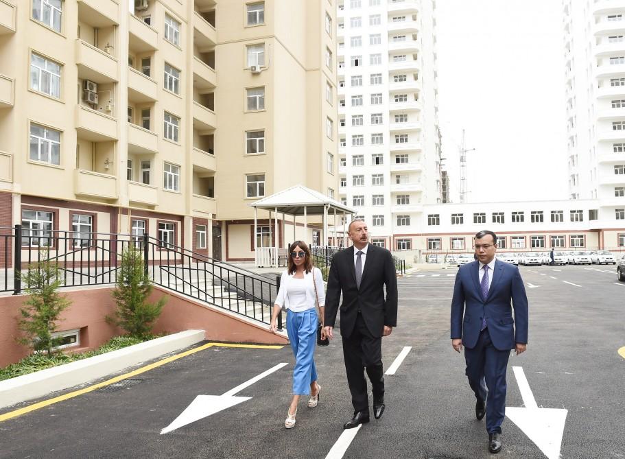 Prezident İlham Əliyev və birinci xanım Mehriban Əliyeva müharibə əlillərinə və şəhid ailələrinə mənzillər və avtomobillərin verilməsi mərasimində iştirak ediblər (YENİLƏNİB-2) (FOTO)