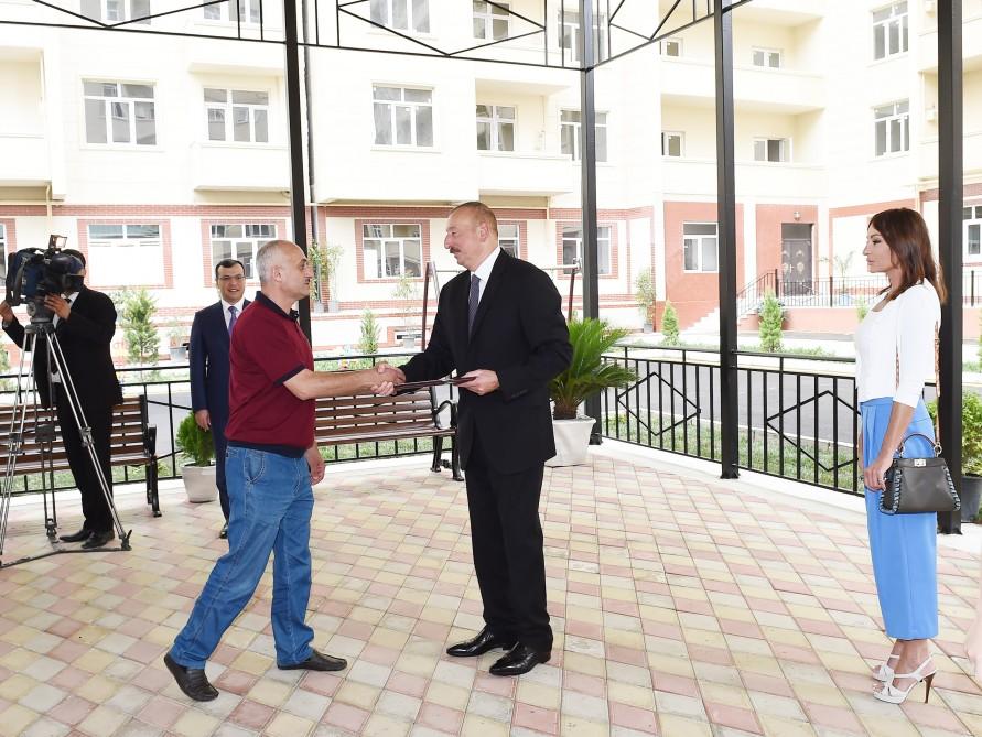 Prezident İlham Əliyev və birinci xanım Mehriban Əliyeva müharibə əlillərinə və şəhid ailələrinə mənzillər və avtomobillərin verilməsi mərasimində iştirak ediblər (YENİLƏNİB-2) (FOTO)