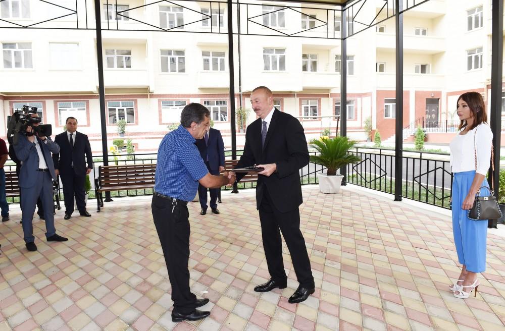 Prezident İlham Əliyev və birinci xanım Mehriban Əliyeva müharibə əlillərinə və şəhid ailələrinə mənzillər və avtomobillərin verilməsi mərasimində iştirak ediblər (YENİLƏNİB-2) (FOTO)