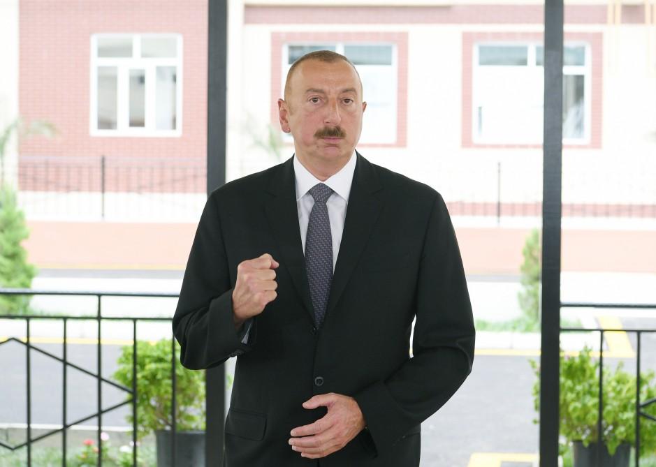 Prezident İlham Əliyev və birinci xanım Mehriban Əliyeva müharibə əlillərinə və şəhid ailələrinə mənzillər və avtomobillərin verilməsi mərasimində iştirak ediblər (YENİLƏNİB-2) (FOTO)