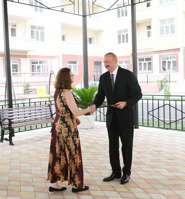 Prezident İlham Əliyev və birinci xanım Mehriban Əliyeva müharibə əlillərinə və şəhid ailələrinə mənzillər və avtomobillərin verilməsi mərasimində iştirak ediblər (YENİLƏNİB-2) (FOTO)