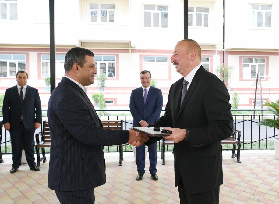 Prezident İlham Əliyev və birinci xanım Mehriban Əliyeva müharibə əlillərinə və şəhid ailələrinə mənzillər və avtomobillərin verilməsi mərasimində iştirak ediblər (YENİLƏNİB-2) (FOTO)