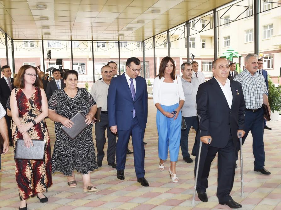 Prezident İlham Əliyev və birinci xanım Mehriban Əliyeva müharibə əlillərinə və şəhid ailələrinə mənzillər və avtomobillərin verilməsi mərasimində iştirak ediblər (YENİLƏNİB-2) (FOTO)