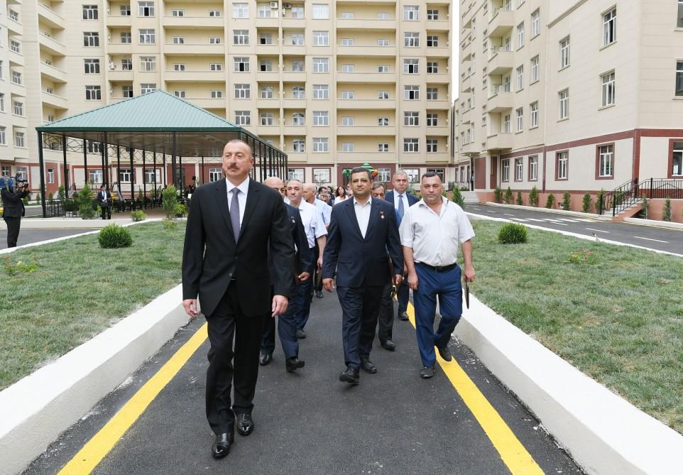 Prezident İlham Əliyev və birinci xanım Mehriban Əliyeva müharibə əlillərinə və şəhid ailələrinə mənzillər və avtomobillərin verilməsi mərasimində iştirak ediblər (YENİLƏNİB-2) (FOTO)
