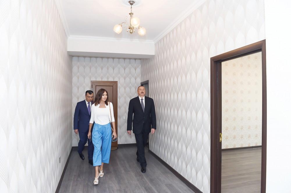 Prezident İlham Əliyev və birinci xanım Mehriban Əliyeva müharibə əlillərinə və şəhid ailələrinə mənzillər və avtomobillərin verilməsi mərasimində iştirak ediblər (YENİLƏNİB-2) (FOTO)