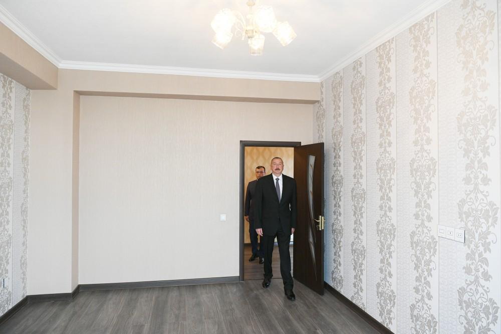 Prezident İlham Əliyev və birinci xanım Mehriban Əliyeva müharibə əlillərinə və şəhid ailələrinə mənzillər və avtomobillərin verilməsi mərasimində iştirak ediblər (YENİLƏNİB-2) (FOTO)