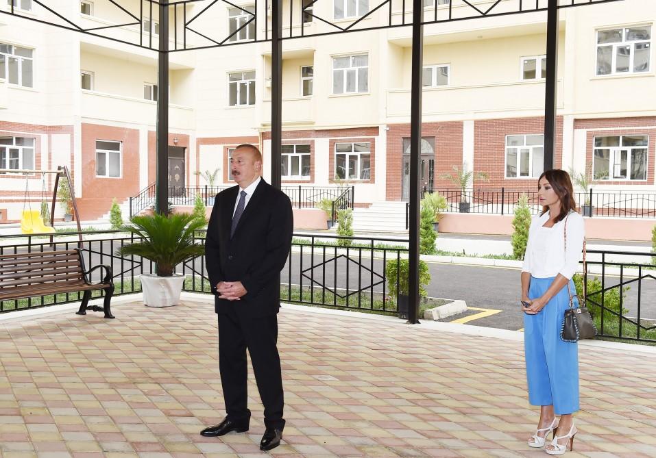 Prezident İlham Əliyev və birinci xanım Mehriban Əliyeva müharibə əlillərinə və şəhid ailələrinə mənzillər və avtomobillərin verilməsi mərasimində iştirak ediblər (YENİLƏNİB-2) (FOTO)