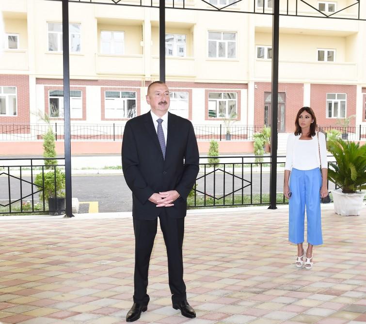 Prezident İlham Əliyev və birinci xanım Mehriban Əliyeva müharibə əlillərinə və şəhid ailələrinə mənzillər və avtomobillərin verilməsi mərasimində iştirak ediblər (YENİLƏNİB-2) (FOTO)
